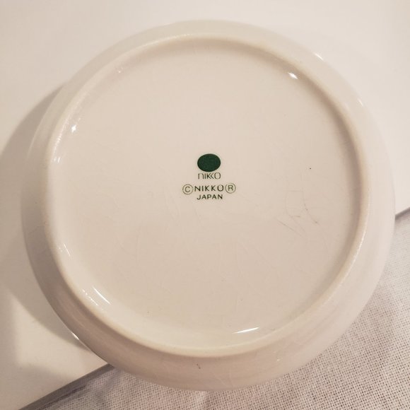 CHRISTMAS TREE TRINKET CANDY DISH with LID - PRESENTS & MISTLETOE - NIKKO JAPAN - Picture 4 of 7